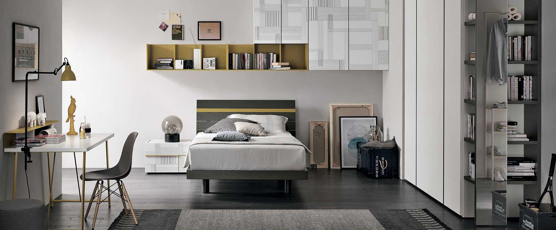 Una camera da letto con un letto grande e una scrivania