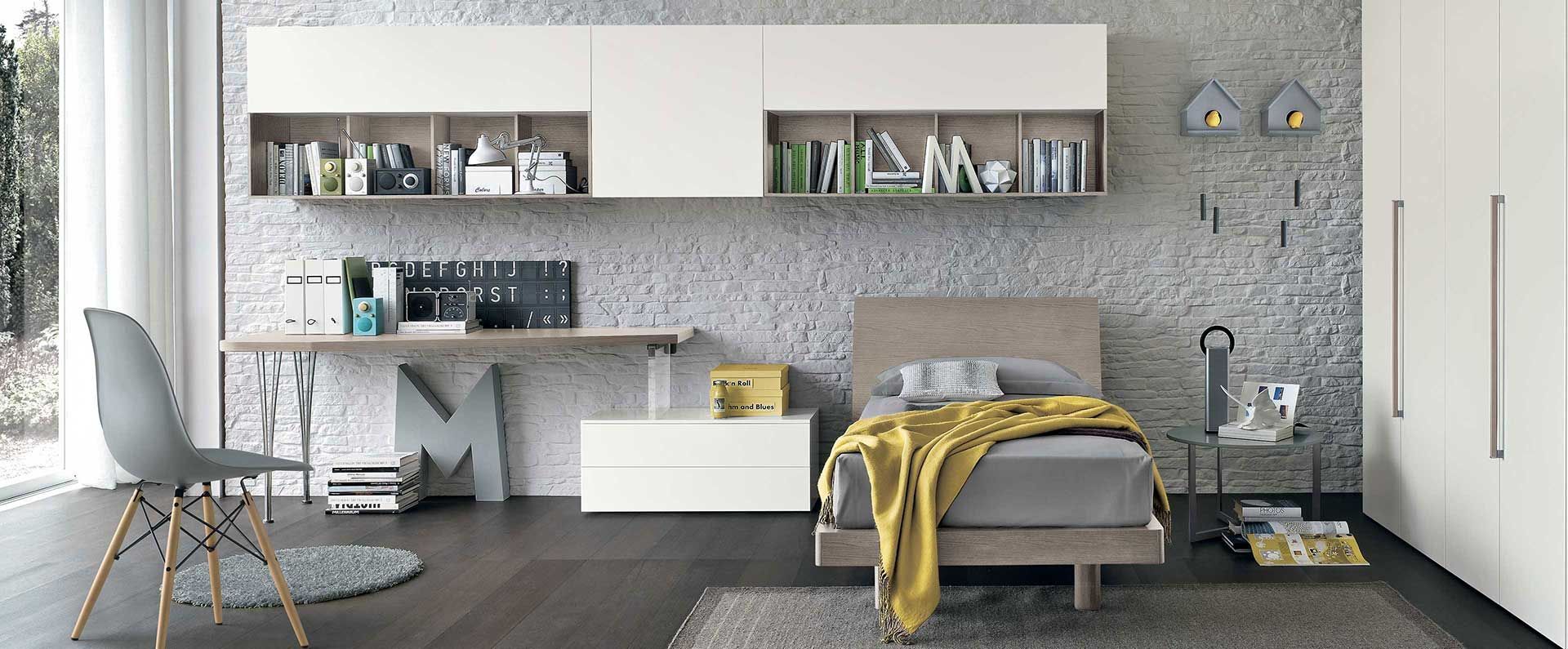 Una camera da letto con un letto, una scrivania e una sedia