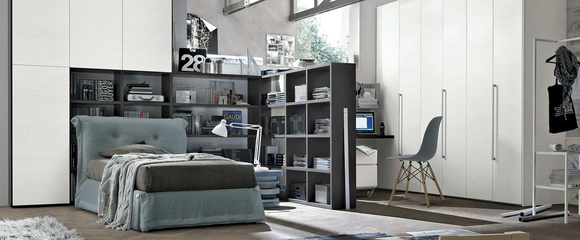 Una camera da letto con un letto e una scrivania con il numero 28 sul muro