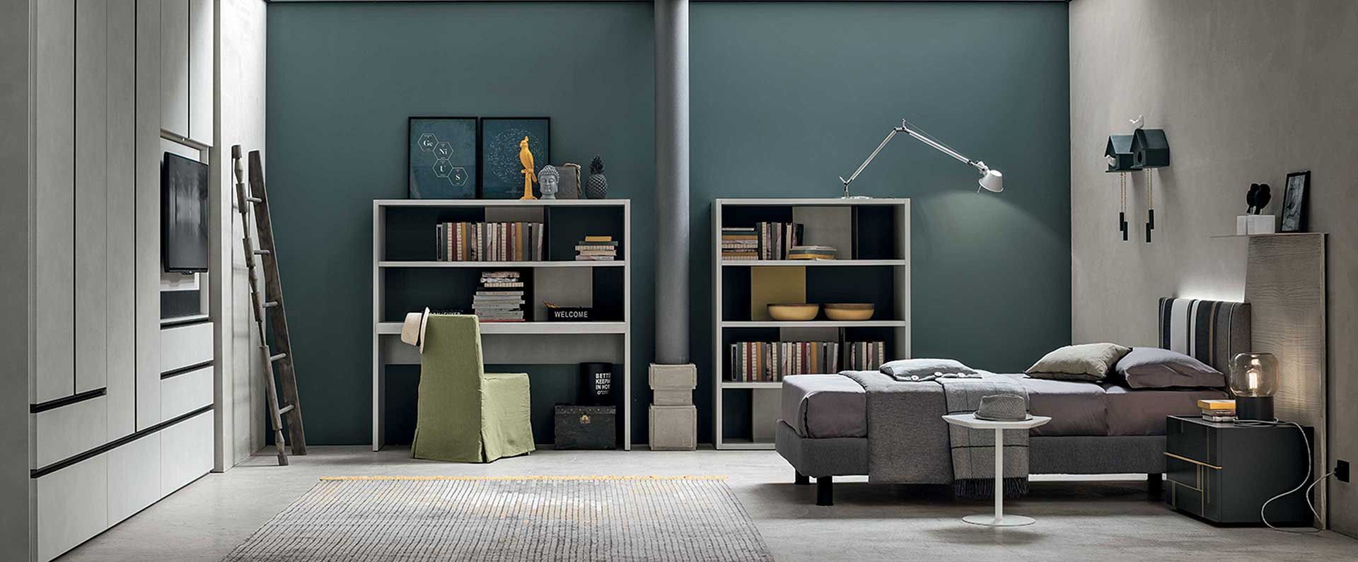 Una camera da letto con un divano, una scrivania e degli scaffali