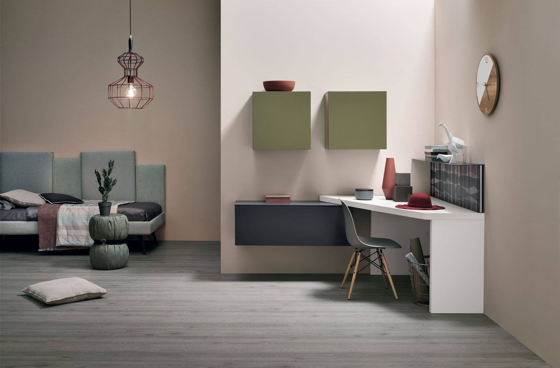 Un soggiorno con un divano, una scrivania e un orologio sul muro