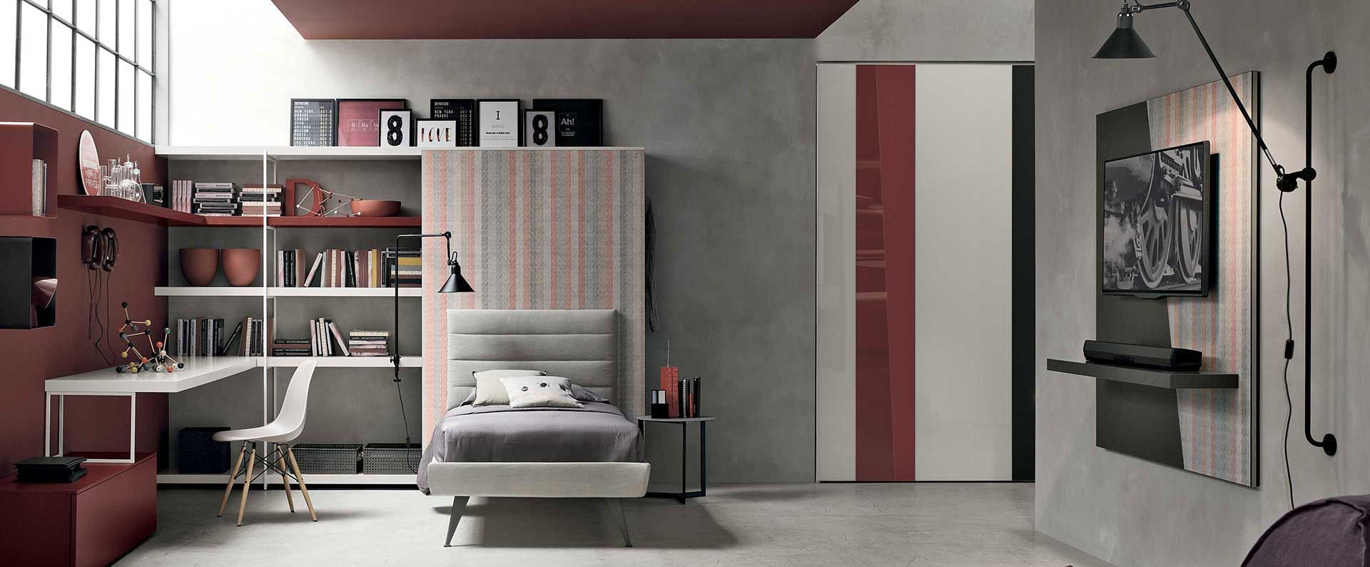 Una camera da letto con un letto singolo e una scrivania