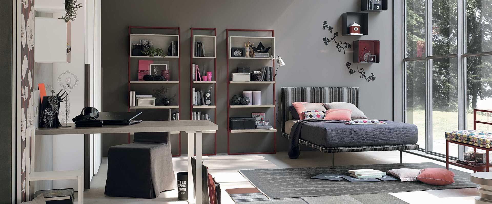 Una camera da letto con un letto, una scrivania e degli scaffali