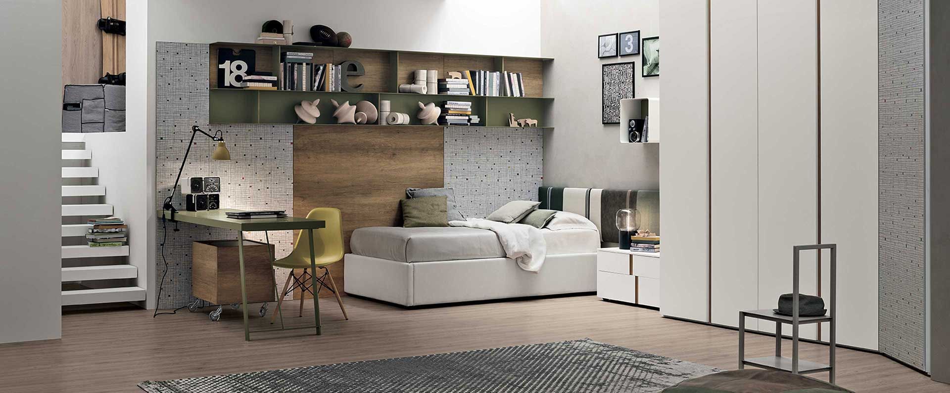 Una camera da letto con un letto, una scrivania e delle sedie