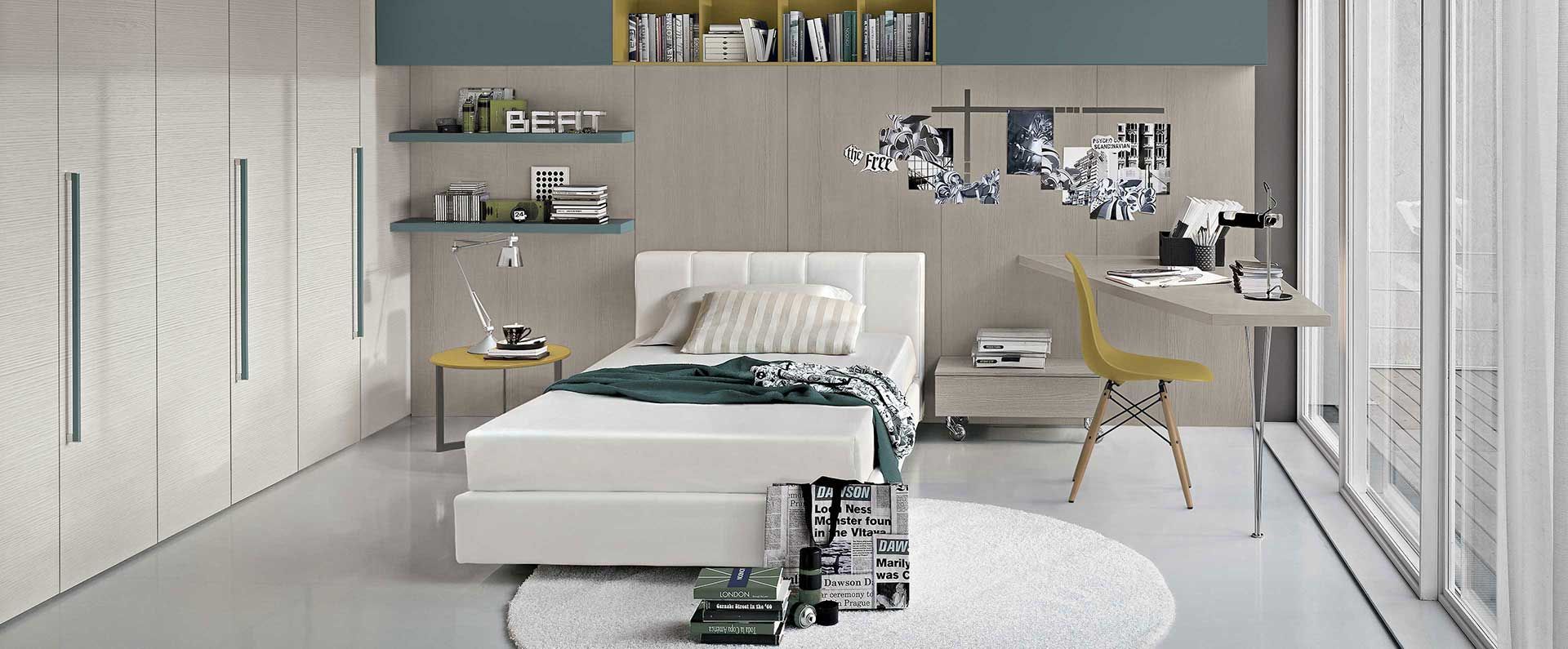 Una camera da letto con un letto singolo e una scrivania