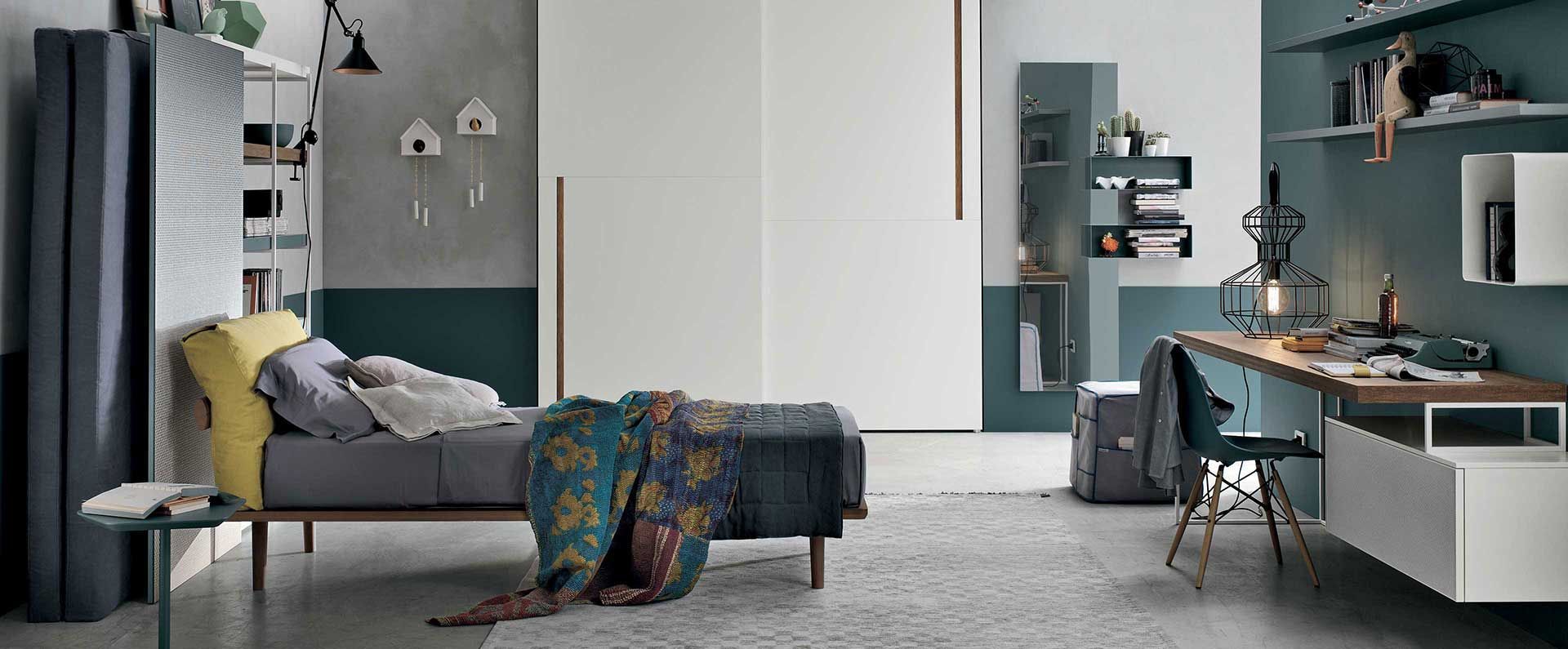 Una camera da letto con un letto, una scrivania e un pouf