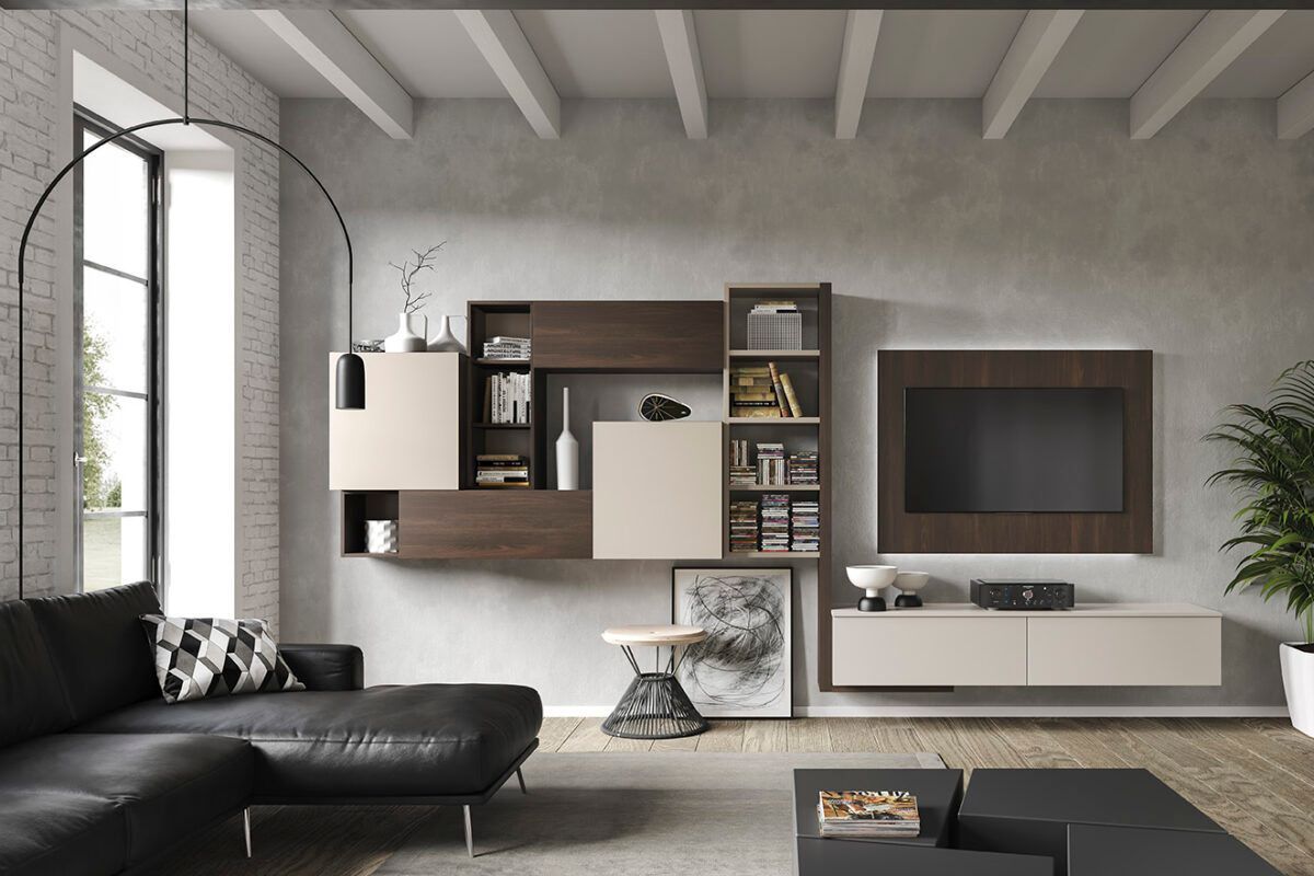 Un soggiorno con un divano componibile nero e una TV a schermo piatto