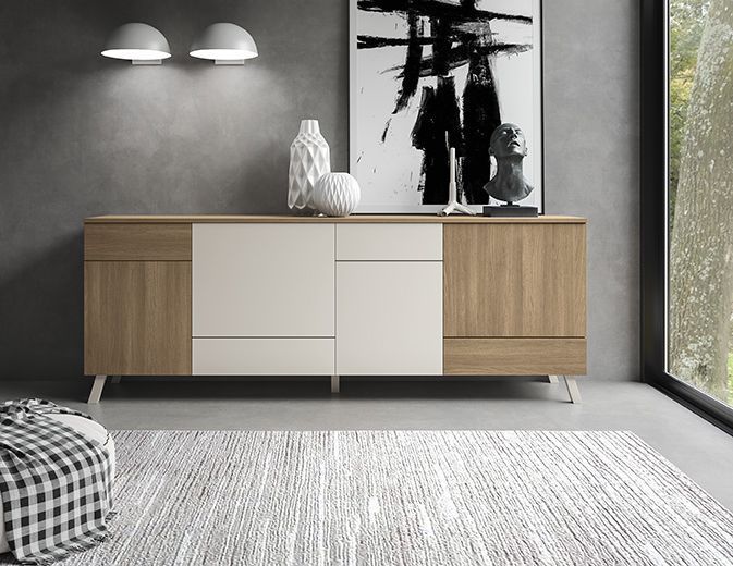 Un soggiorno con una cassettiera in legno e un tappeto.