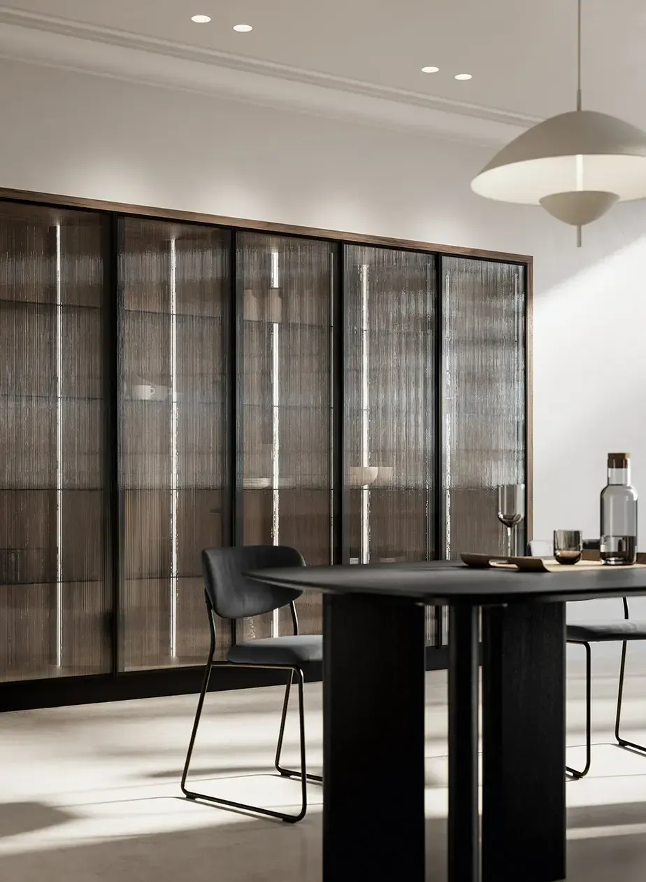 Una sala da pranzo con tavolo e sedie nere