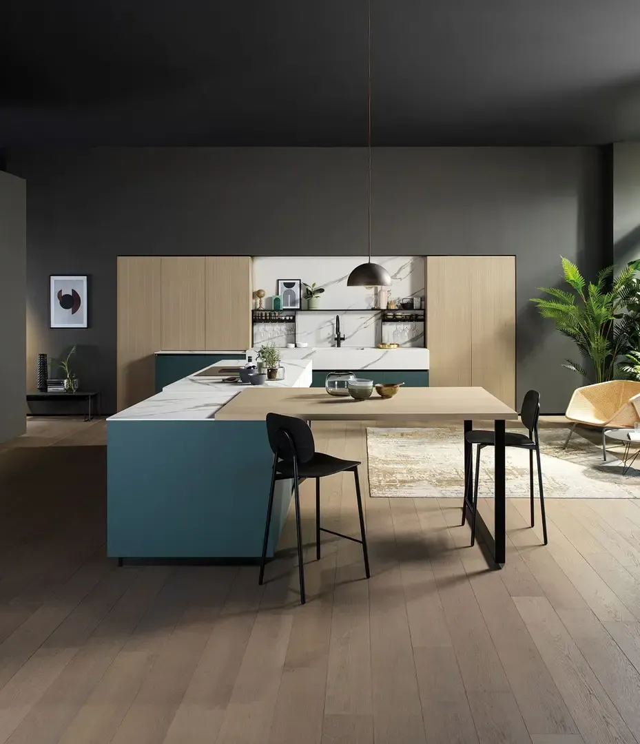 Una cucina con tavolo e sedie