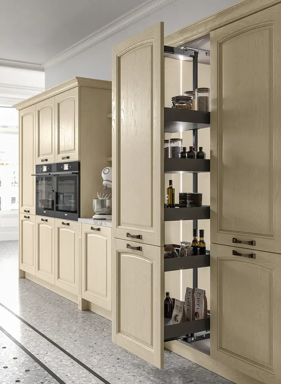 Una cucina con mobili beige e una dispensa estraibile