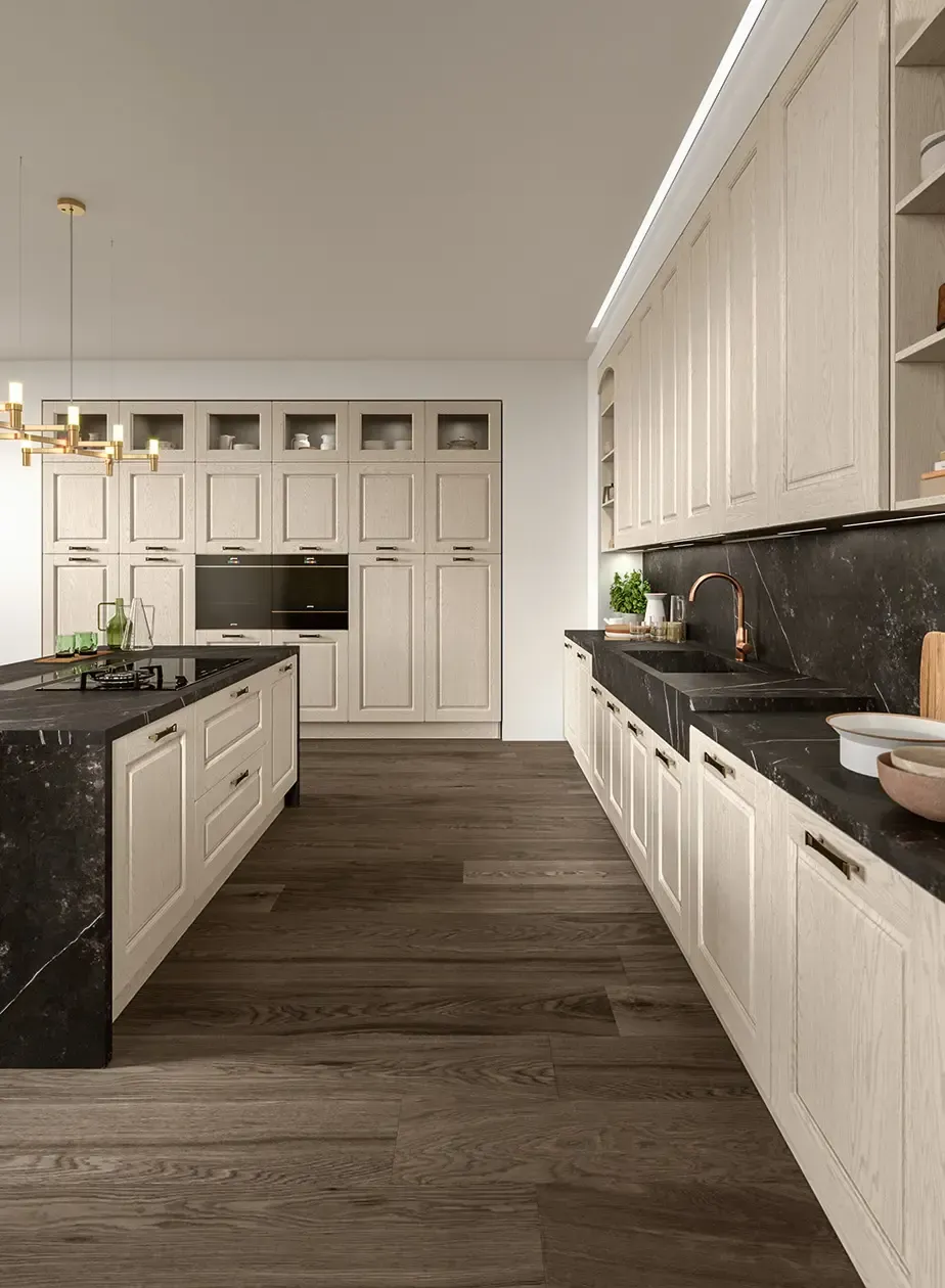 Una cucina con mobili bianchi e ripiani neri