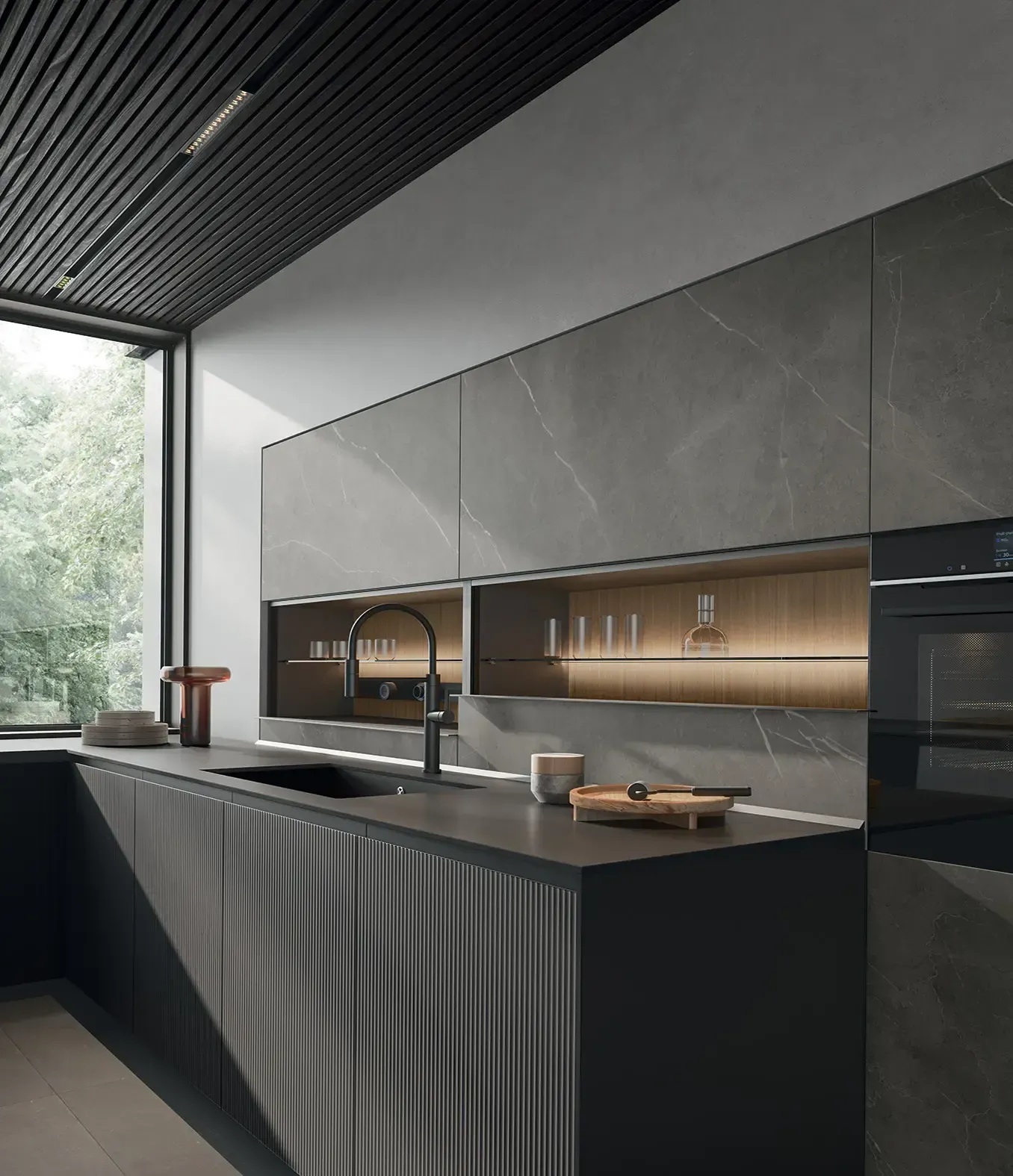 Una cucina con una grande finestra e un lavandino