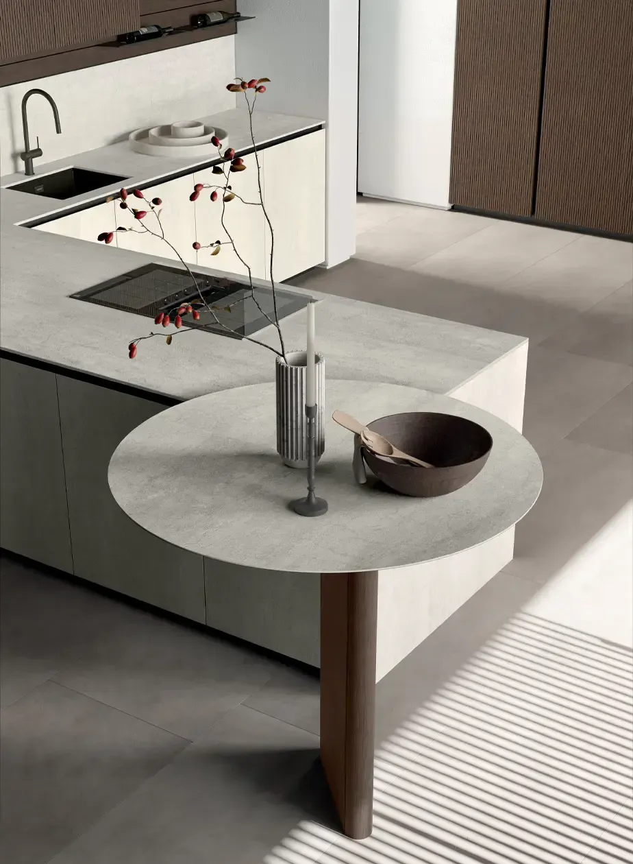 Una cucina con un tavolo rotondo e una ciotola sopra