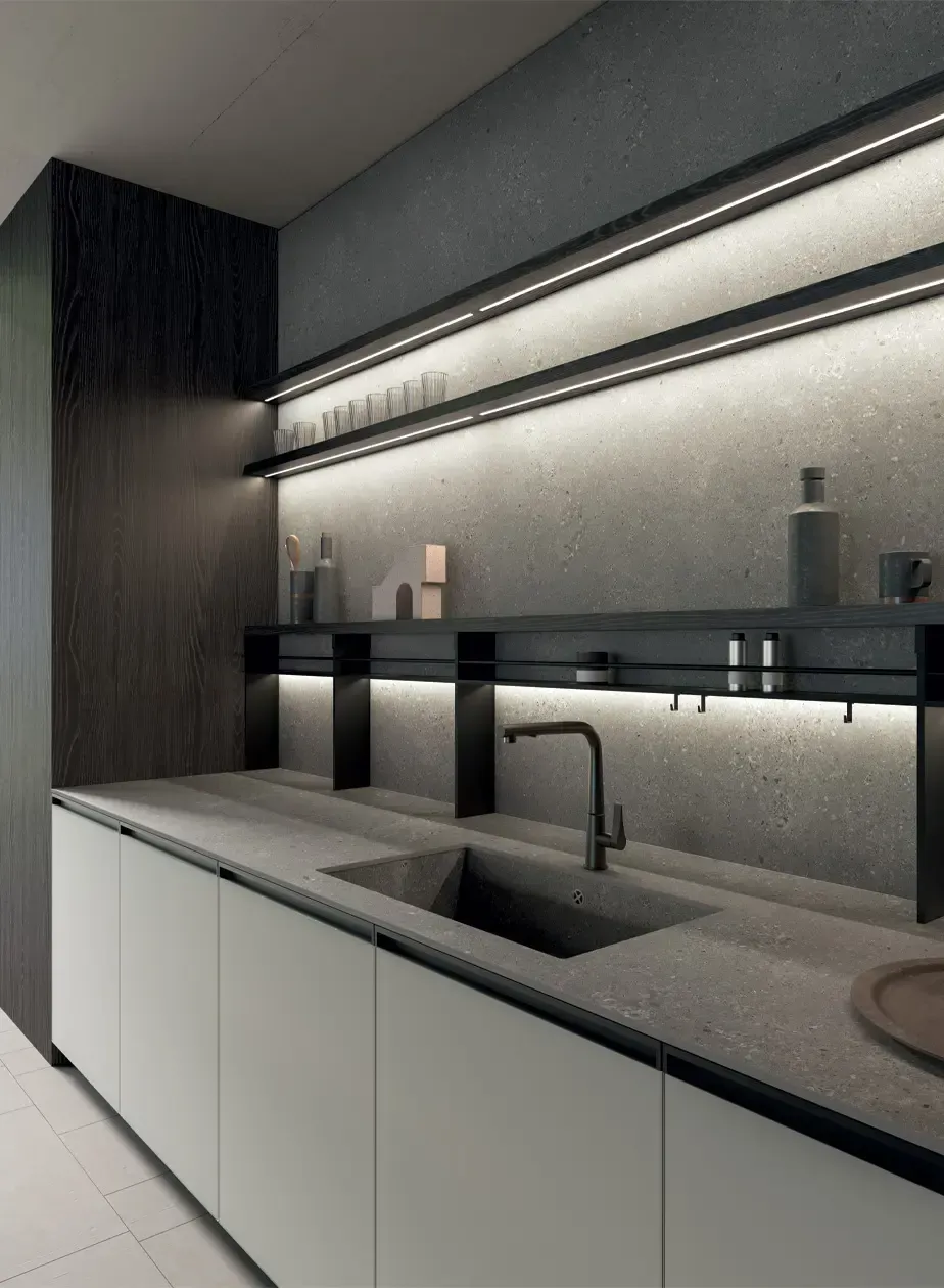 Una cucina con mobili bianchi e un lavandino