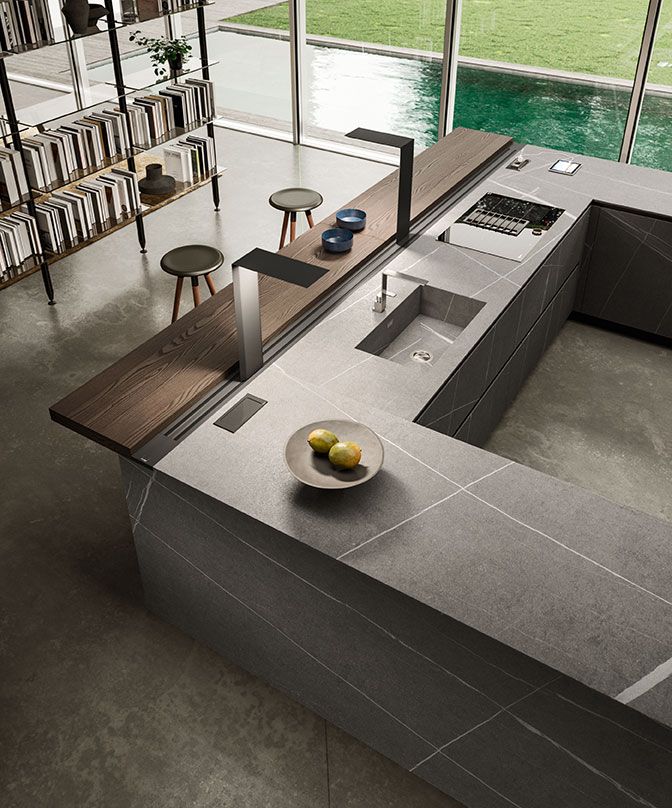 Una cucina con una ciotola di limoni sul bancone