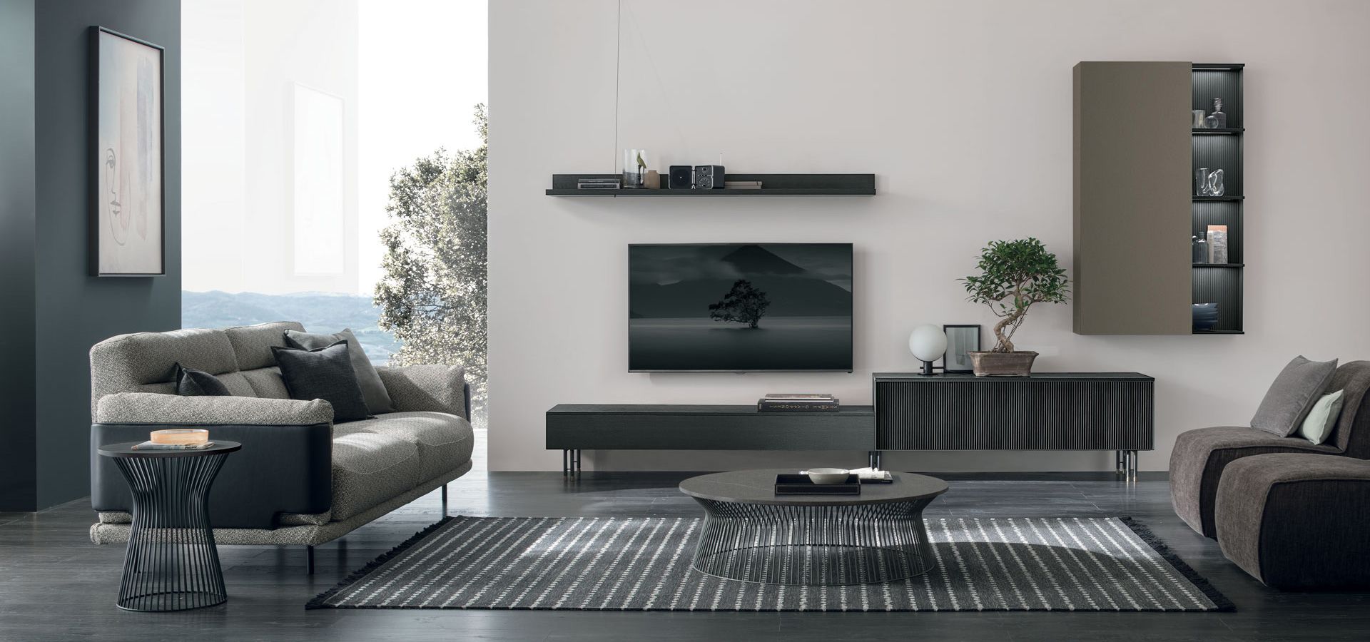 Un soggiorno con un divano e una tv sul muro