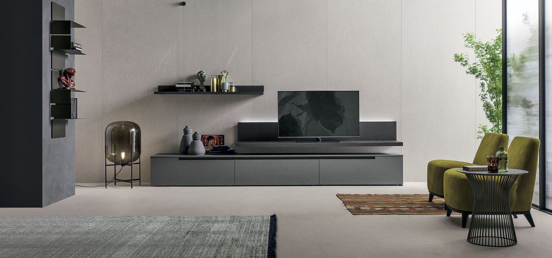 Un soggiorno con una tv a schermo piatto sul muro