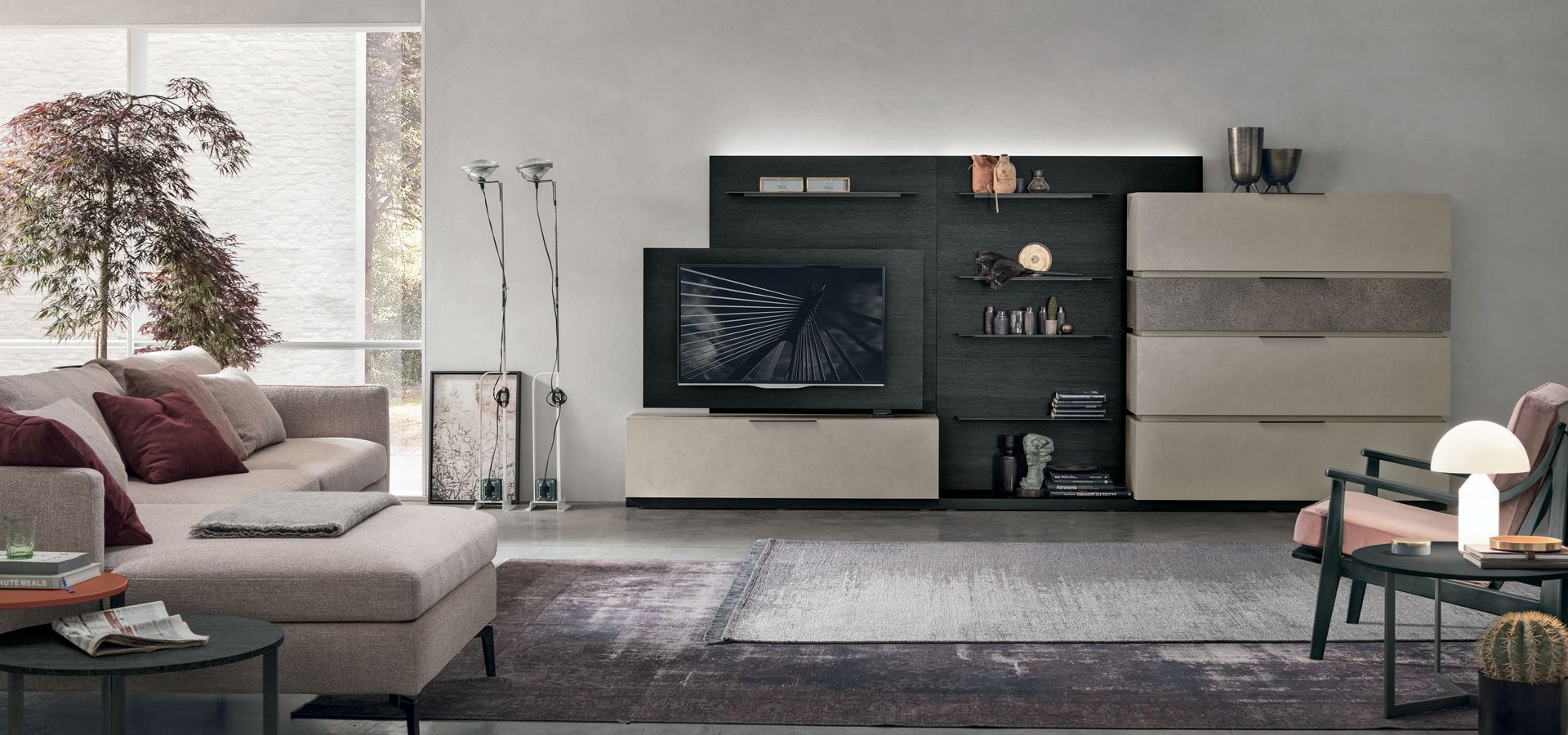 Un soggiorno con un divano e una televisione