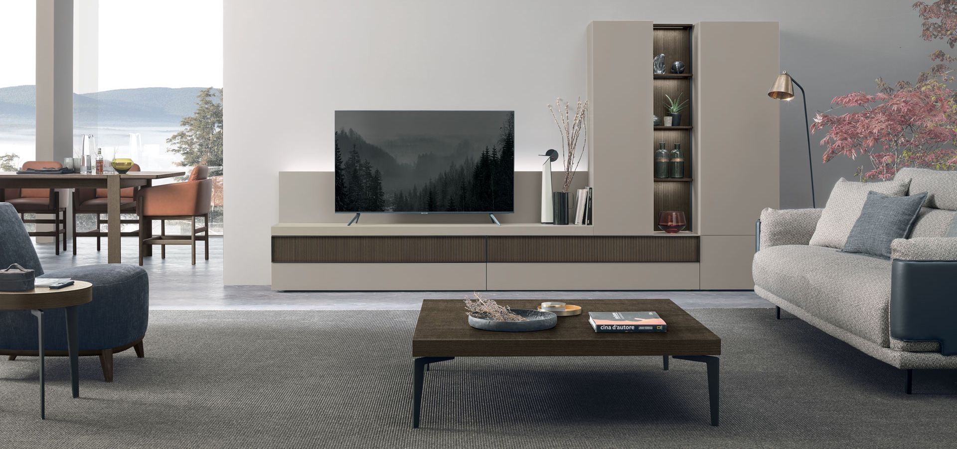 Un soggiorno con un divano, un tavolino e una TV a schermo piatto