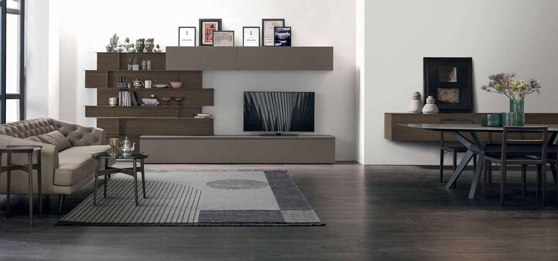 Un soggiorno con un divano, un tavolo e una televisione