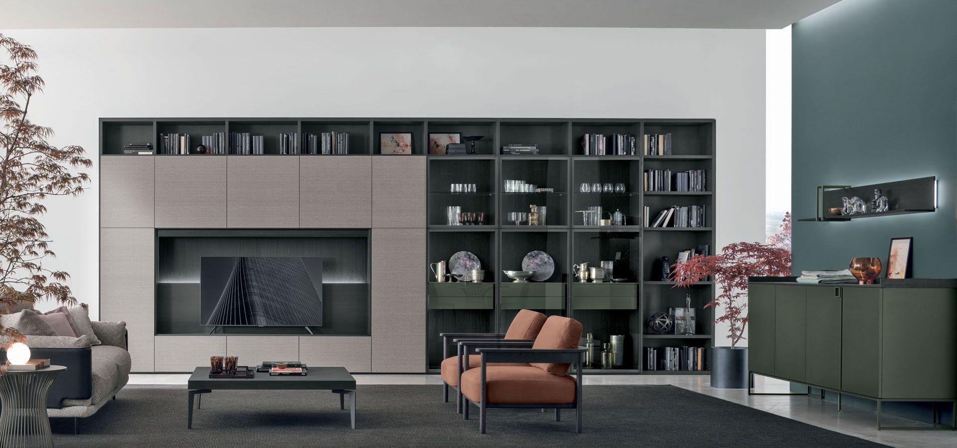 Un soggiorno con un divano, una sedia e un tavolino da caffè