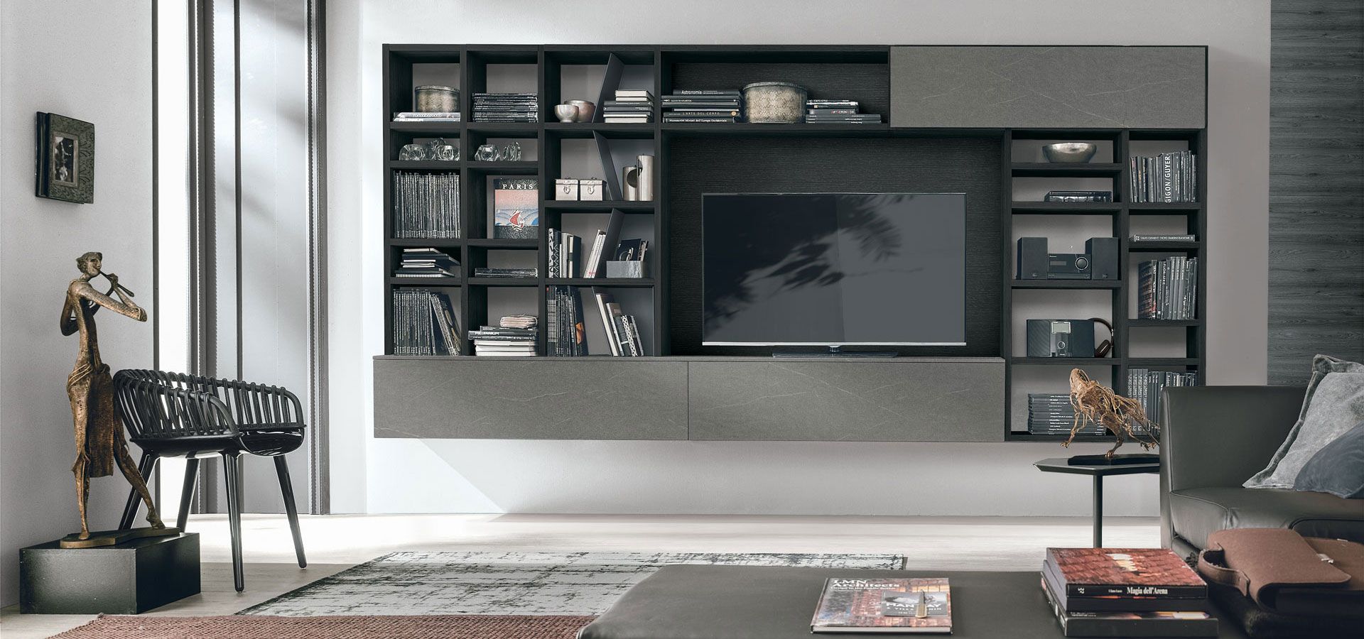 Un soggiorno con un divano e una tv sul muro