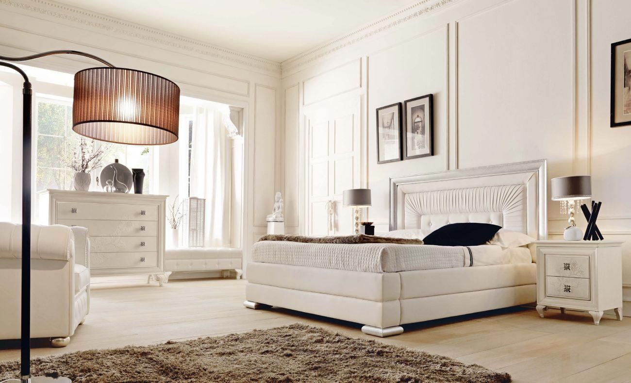 Una camera da letto con un letto grande e una lampada