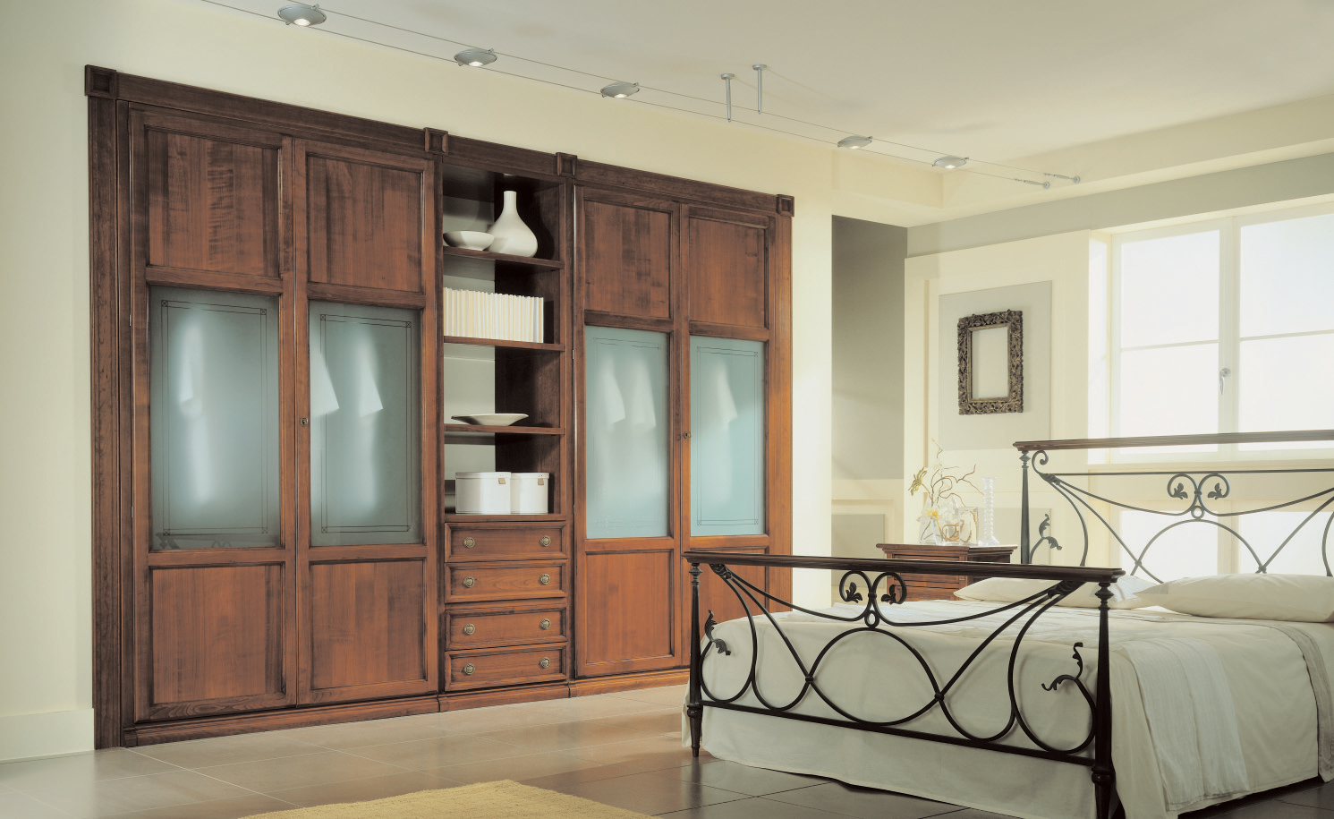 Una camera da letto con un grande armadio e un letto