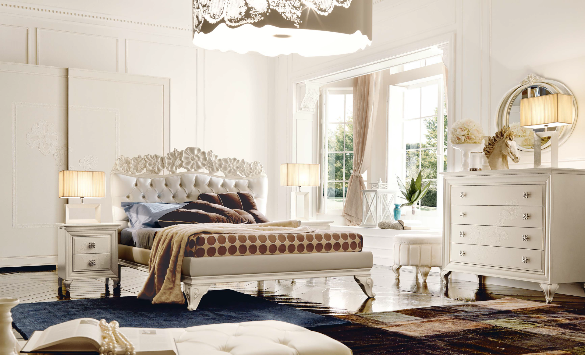 Una camera da letto con un letto, una cassettiera e uno specchio