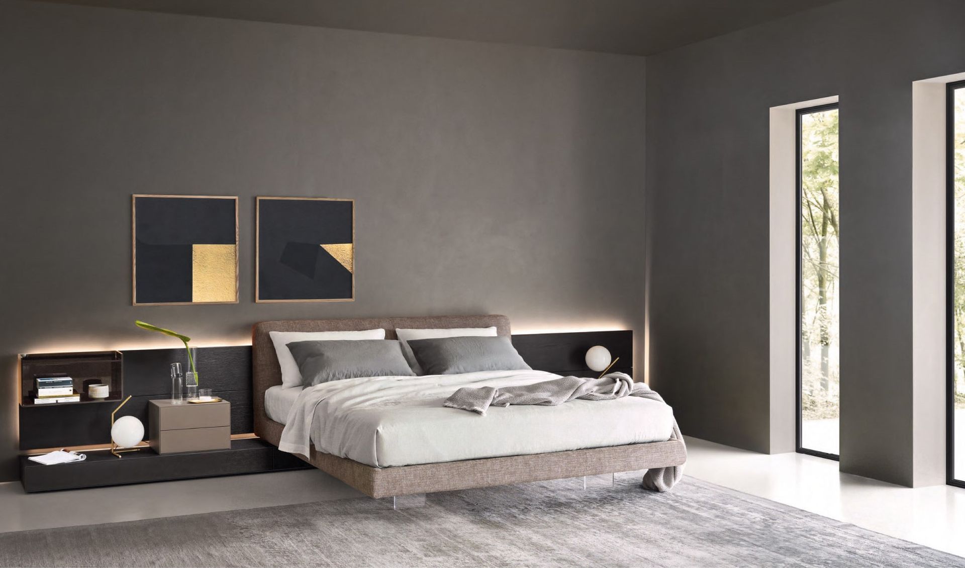 Una camera da letto con un letto grande e due comodini