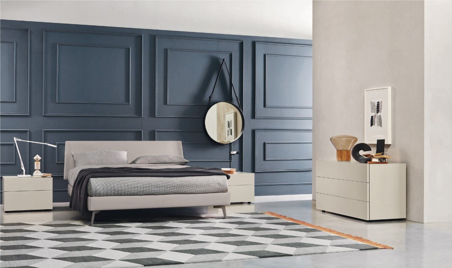 Una camera da letto con pareti blu e un letto