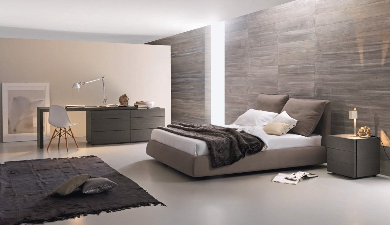 Una camera da letto con un letto grande e una scrivania