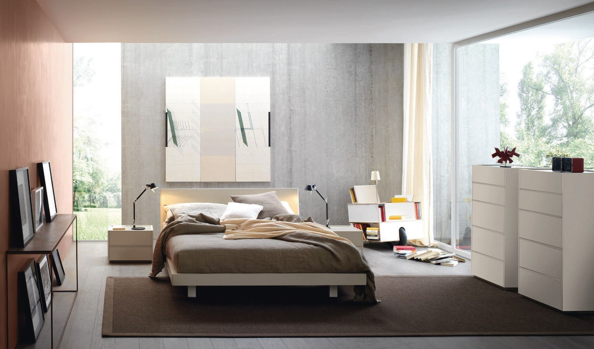 Una camera da letto con un letto grande e una cassettiera