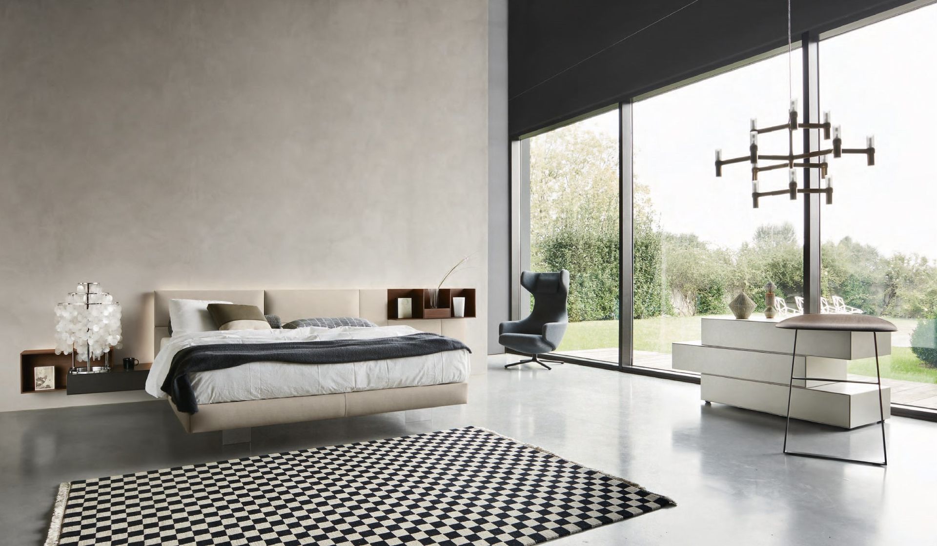 Una camera da letto con un letto grande e un tappeto