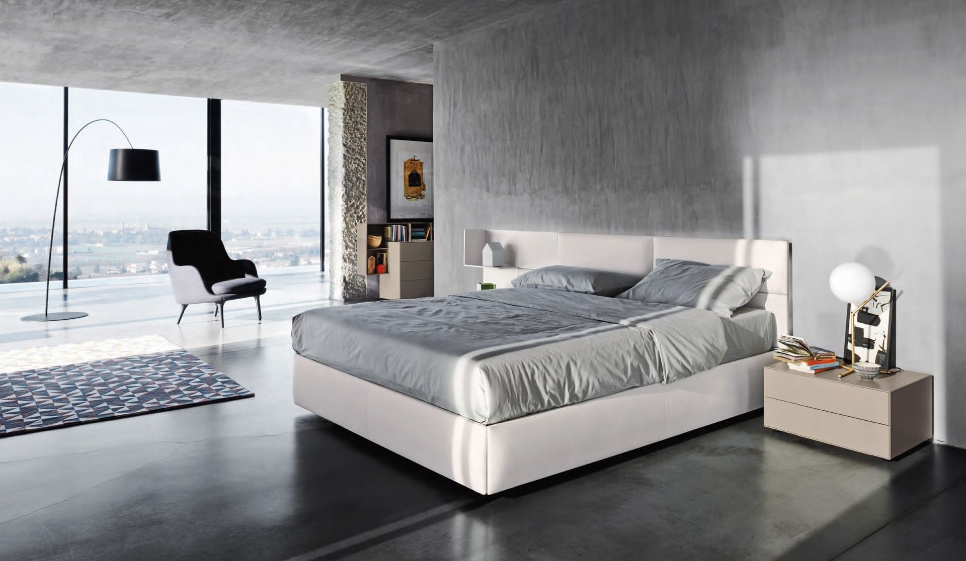 Una camera da letto con un letto grande e un comodino