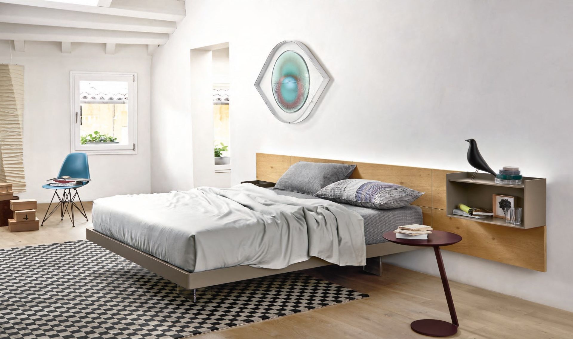 Una camera da letto con un letto grande e un tavolino