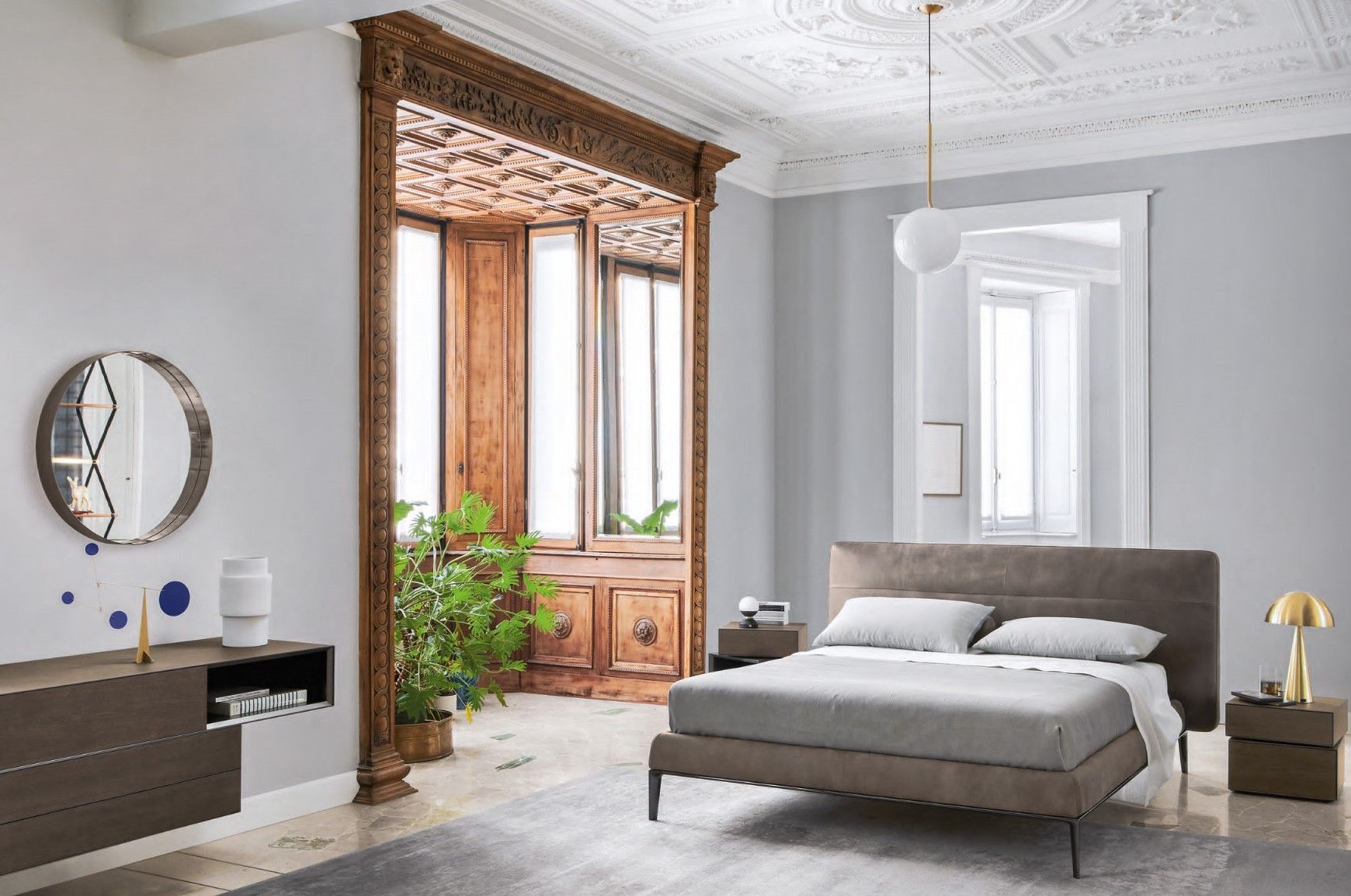 Una camera da letto con un letto grande e uno specchio