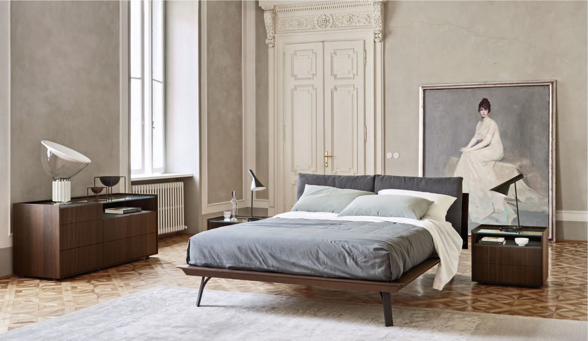 Una camera da letto con un letto e un quadro sul muro