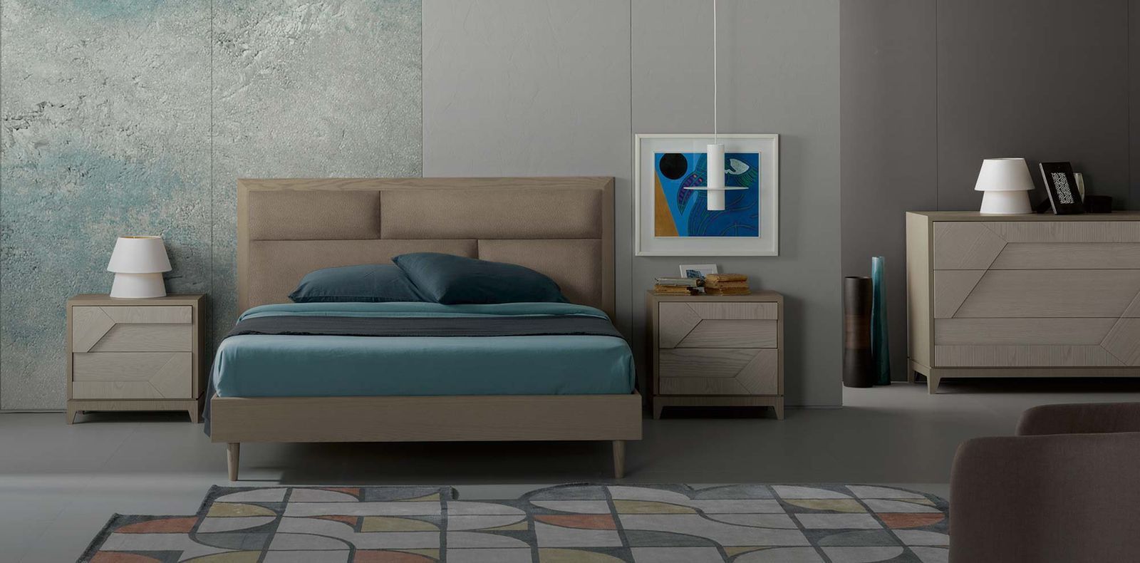 Una camera da letto con un letto e due comodini