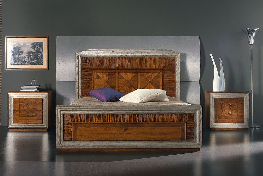 Una camera da letto con un letto e due comodini e un quadro sul muro