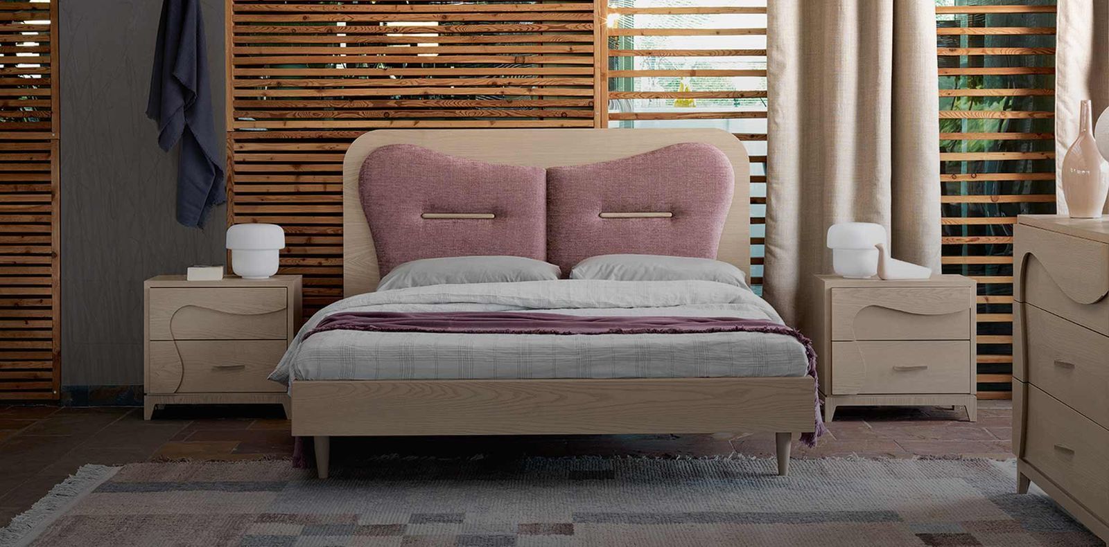 Una camera da letto con un letto e due comodini