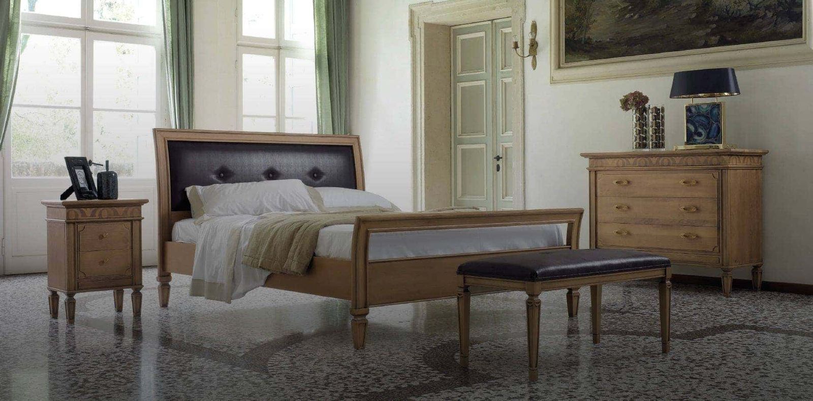 Una camera da letto con un letto, una cassettiera e dei comodini