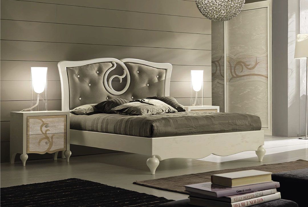 Una camera da letto con un letto grande e due comodini