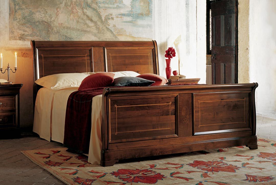 Una camera da letto con un letto di legno e un tappeto