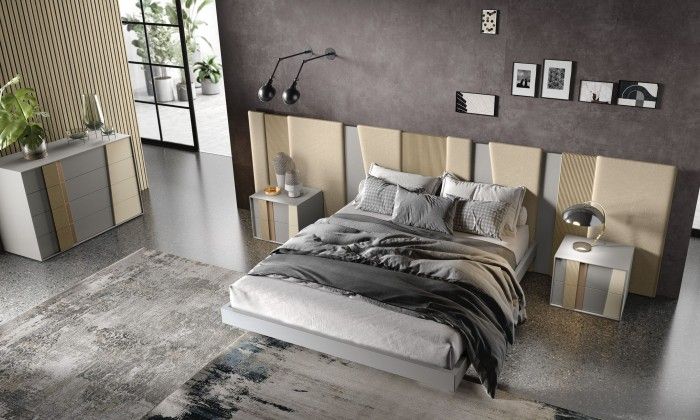 Una camera da letto con un letto, comodini e una cassettiera.