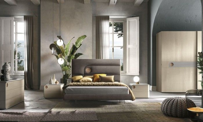 Una camera da letto con un letto, una cassettiera, un comodino e un armadio.