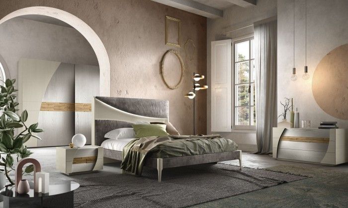 Una camera da letto con un letto, comodini e una finestra.