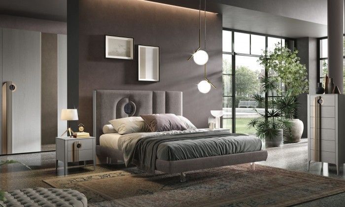 C'è un grande letto in mezzo alla stanza.