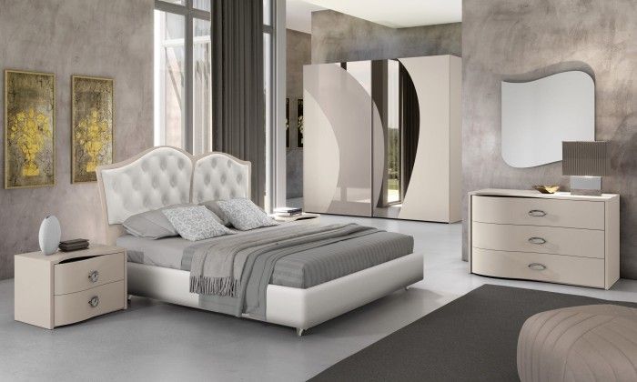 Una camera da letto con un letto, una cassettiera e uno specchio